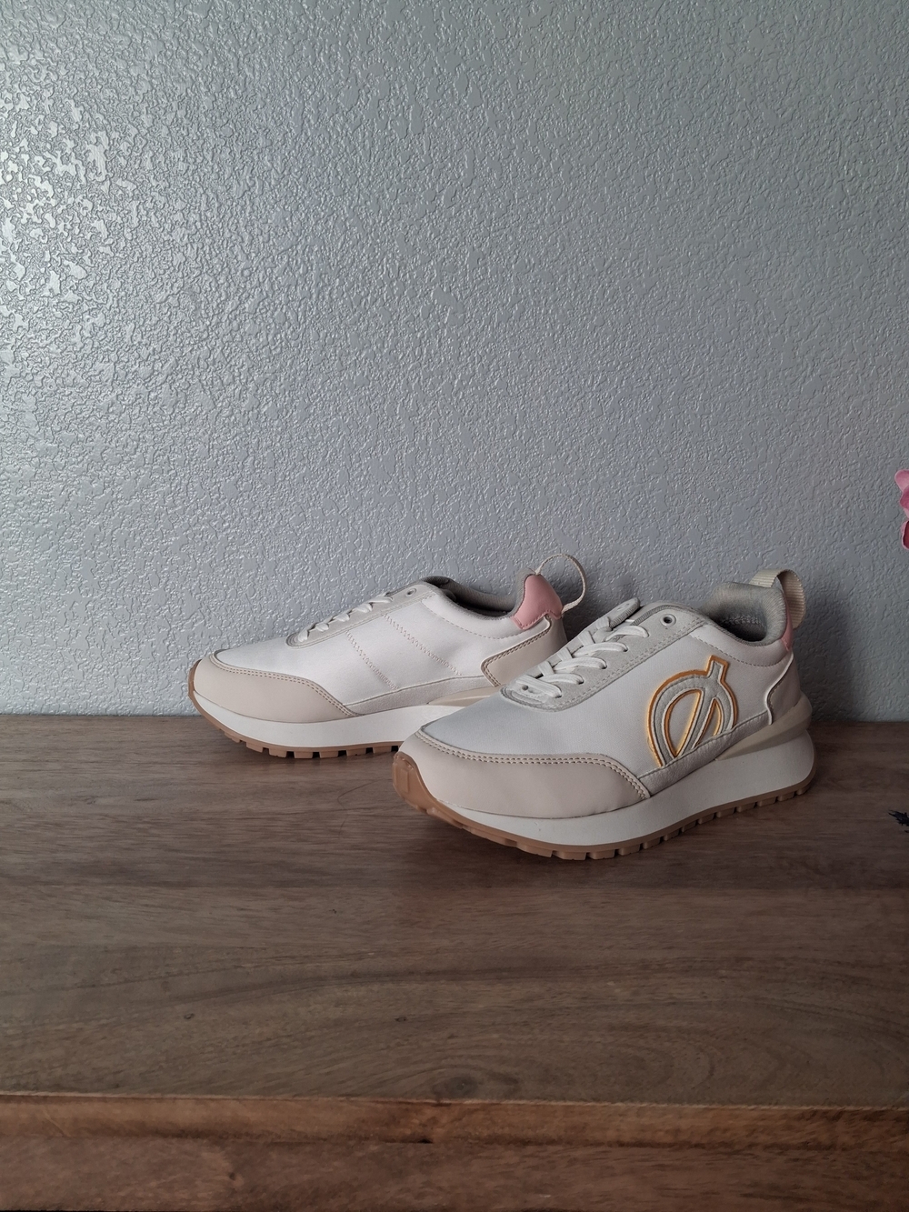 Loci Womens White Sneakers with Tan Accents - Picture 2 of 6